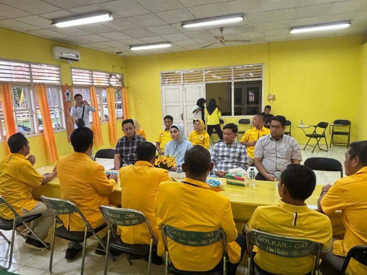 Wakil Ketua DPRD Provinsi Sumatera Selatan (Sumsel) H Muchendi Mahzareki mengambil formulir pendaftaram calon Bupati Kabupaten Ogan Komering Ilir (OKI) 2024-2029. Foto : viralsumsel.com