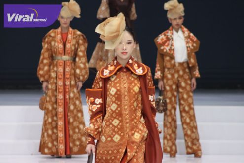 Tampil di IFW 2024, Gambo Muba Pukau Pecinta Fashion. Foto : viralsumsel.com/dev