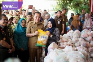Tinjau Pasar Murah Kejati Sumsel, Pj Gubernur Agus Fatoni Apresiasi Launching Program Adhyaksa Peduli Anak Umang Serentak se-Sumsel. Foto : viralsumsel.com/win