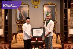 Penghargaan diserahkan langsung oleh Ketua Umum Badko HMI Sumbagsel Dede Irawan kepada Pj Gubernur Sumsel Agus Fatoni di Griya Agung, Palembang, Selasa (2/4/2024). Foto : viralsumsel.com/win