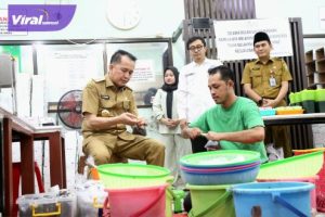 Pj Gubernur Agus Fatoni Kunjungi Sentra Pempek 26 Ilir, Ajak Masyarakat Beli Pempek untuk Oleh-oleh Mudik ke Kampung. Foto : viralsumsel.com/win