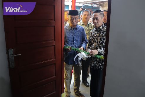 Tersenyum Kembali, Rumahnya Dulu Hangus, Terima Kunci dari Pj Walikota Palembang Ratu Dewa. Foto : viralsumsel.com/nto