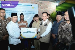 Pj Gubernur Agus Fatoni Salurkan Bantuan Paket Sembako untuk Warga Kecamatan Babat Supat Kabupaten Muba. Foto : viralsumsel.com/win