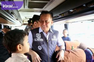 Pj Gubernur Agus Fatoni Lepas Keberangkatan 17 Armada Bus Angkutan Mudik Gratis dari Terminal Alang-alang Lebar Palembang. Foto : viralsumsel.com/win