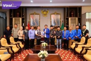 Pj Gubernur Sumsel Agus Fatoni saat menerima audiensi dari pengurus PMII di Griya Agung, Palembang, Sumatera Selatan, Sabtu (6/4/2024). Foto : viralsumsel.com/win