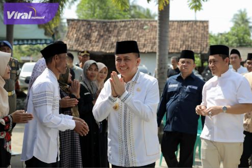 Hadiri Nuzulul Qur’an di OKU Timur, Pj Gubernur Agus Fatoni Bagikan Ratusan Paket Sembako. Foto : viralsumsel.com/win