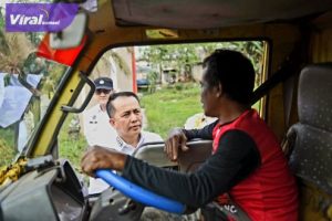 Pj Gubernur Sumsel Agus Fatoni mengecek pos pengamanan lebaran sekaligus menyetop beberapa truk yang melintas di Jalan Palembang - Betung, Banyuasin, Senin (8/4/2024). Foto : viralsumsel.com/win