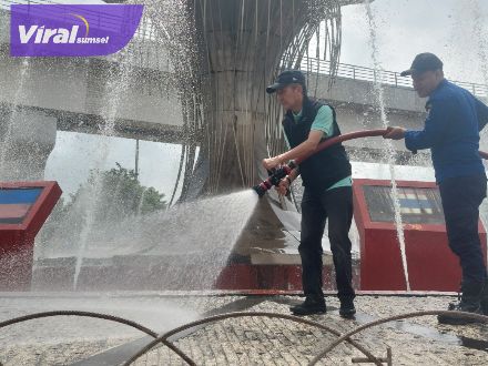 Pj Walikota Palembang, Ratu Dewa meninjau langsung pembersihan di kawasan Bundaran Air Mancur hingga trotoar Jembatan Ampera, Selasa (9/4/2024) pagi. Foto : viralsumsel.com/nto