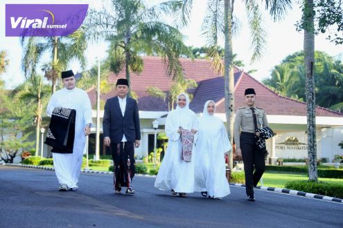 Pj Gubernur Agus Fatoni dan Keluarga Salat Ied Berjamaah bersama Masyarakat Sumsel di Halaman Griya Agung. Foto : viralsumsel.com/win