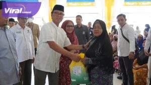 Pj. Bupati OKI Salurkan 550 Paket Sedekah ASN kepada Kaum Dhuafa. Foto : viralsumsel.com/zep