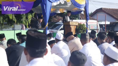 Pj Walikota Prabumulih H. Elman, ST, MM Bersama Masyarakat Kota Prabumulih Melaksanakan Sholat Idul Fitri 1 Syawal 1445 H. Foto : viralsumsel.com/ril