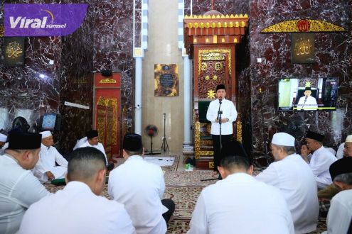 Salat Jumaat Berjamaah di Masjid Baiturrahman Palembang, Pj Gubernur Agus Fatoni Beri Bantuan sekaligus Halal Bihalal Bersama Warga. Foto : viralsumsel.com/win