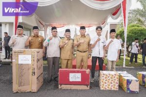 Pj Bupati Apriyadi Umumkan Pemenang Pawai Takbiran. Foto : viralsumsel.com/dev