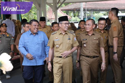 Pj Walikota Palembang Ratu Dewa di sela kegiatan Halal Bihalal bersama staff ASN di Rumah Dinas Walikota, Jalan Tasik Palembang, Selasa (16/4/2024). Foto : viralsumsel.com/nto