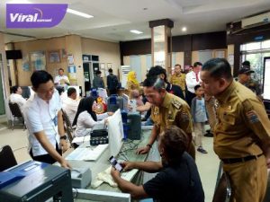 Hari Pertama Masuk Kerja Pasca Cuti Lebaran, Ratu Dewa Sidak Kantor Disdukcapil dan Kecamatan Kemuning. Foto : viralsumsel.com/nto