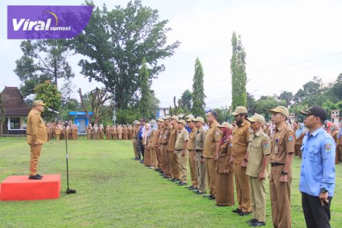 Pj Wali Kota bersama jajaran kepala OPD dan seluruh ASN di lingkungan Pemkot Lubuklinggau melaksanakan apel gabungan perdana di halaman pemkot Lubuklinggau sekaligus halal bihalal, Selasa, 16 April 2024. Foto : viralsumsel.com/aaf