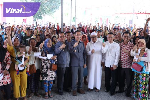 Antusias Warga di Acara Bagi Sembako dan Jemput Bola Dokumen Kependudukan Bersama Ratu Dewa. Foto : viralsumsel.com/nto