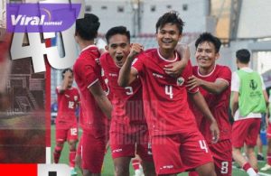 Pemain belakang Timnas Indonesia U-23, Komang Teguh Trisnanda Putra selebrasi bersama rekan-rekan usai bobol gawang Timnas Australia U-23. Foto : igtimnasindonesia