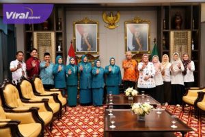 Pj Ketua TP PKK Provinsi Sumsel Tyas Fatoni saat menerima audiensi dari Kepala BKKBN Sumsel Mediheryanto di Griya Agung, Palembang, Sumatera Selatan, Kamis (18/4/2024). Foto : viralsumsel.com/win