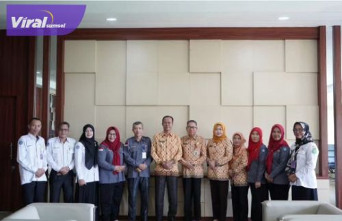 Pj Walikota Prabumulih H Elman saat menerima audensi PPGP Dinas Pendidikan Kota Prabumulih, di Ruang Kerja Walikota Prabumulih, Kamis 18 April 2024. Foto : viralsumsel.com/man