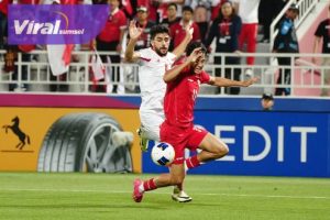Penyerang Timnas Indonesia U-23, Rafael Struick saat dilanggar pemain belakang Timnas Jordania U-23. Foto : pssi