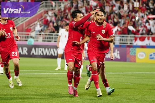 Gelandang serang Timnas Indonesia U-23 Marselino Ferdinan bersama teman-teman selebrasi setelah cetak gol ke gawang Jordania U-23. Foto : pssi