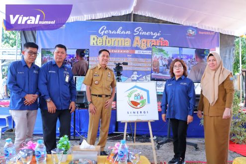 Pj Walikota Palembang Ratu Dewa dalam acara Puncak Gerakan Sinergi Reforma Agraria Nasional di Halaman Kantor Lurah Sungai Selincah, Kecamatan Kalidoni, Senin (22/4/2024). Foto : viralsumsel.com/nto