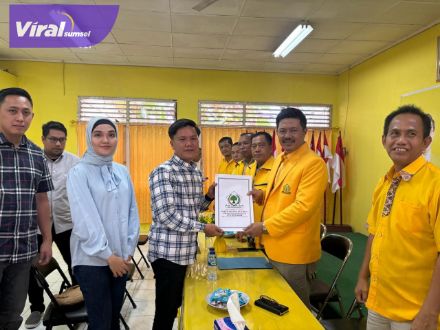 Hafizul Fikri Ketua Bappilu DPD Partai Demokrat OKI mewakili H Muchendi ambil formulir Calon Bupati OKI di Partai Golkar. Foto : viralsumsel.com