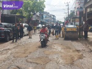 Pj Sekda Palembang Tinjau Perbaikan Jalan Segaran, Minta Balai Prasarana Pemukiman Sumsel Perbaiki Jalan Rusak Dampak Proyek IPAL. Foto : viralsumsel.com/nto