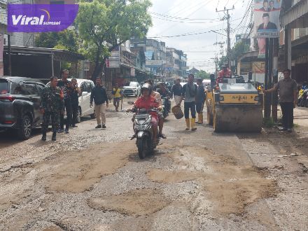 Pj Sekda Palembang Tinjau Perbaikan Jalan Segaran, Minta Balai Prasarana Pemukiman Sumsel Perbaiki Jalan Rusak Dampak Proyek IPAL. Foto : viralsumsel.com/nto