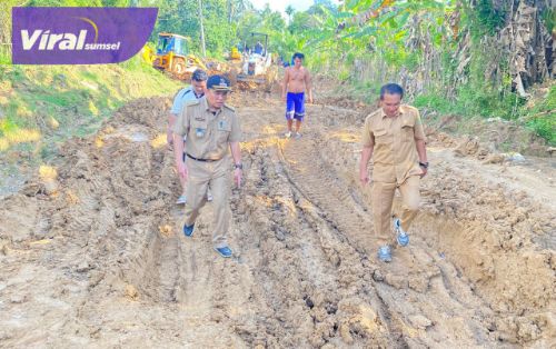 Kondisi ruas jalan yang mengalami kerusakan di Desa Jirak menuju Mekar Jaya dan Desa Layan – Bangkit Jaya Kecamatan Jirak Jaya dalam waktu dekat diperbaiki. Foto : viralsumsel.com/dev