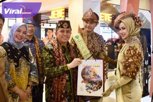 Penjabat (Pj) Gubernur Sumatera Selatan (Sumsel) Agus Fatoni mengenalkan potensi wisata, kuliner, kerajinan dan seni budaya khas Sumsel kepada wisatawan lokal dan mancanegara. Foto : viralsumsel.com/win