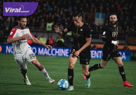 Aksi bek Timnas Indonesia, Jay Idzes saat menghadapi Cremonese di Stadion Stadio Pierluigi Penzo (Venezia), Italia, Sabtu, 27 April 2024 dini hari. Foto : igvenezia