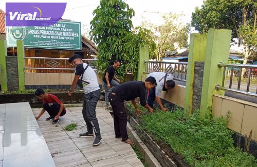 Siap Sukseskan MTQ Ke XXX, Dinkominfo Muba Gotong Royong Bersihkan Masjid Al Asri. Foto : viralsumsel.com/dev