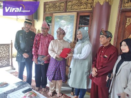 Kesultanan Palembang Darussalam menerima kunjungan 24 orang mahasiswa dan mahasiswi pertukaran dalam program Kampus Merdeka yang berasal dari seluruh Indonesa dari Kelompok Palembang Darussalam,  di Istana Adat Kesultanan Palembang Darussalam. foto : viralsumsel.com/ril