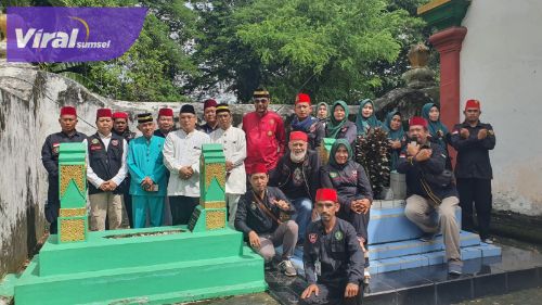 Bung Baja berkerjasama dengan Kesultanan Palembang Darussalam (KPD) menggelar Ziarah makam-makam Sultan dan Pendiri Kesultanan Palembang Darussalam sekaligus wisata religi, Minggu (28/4/2024). foto : viralsumsel.com/ril