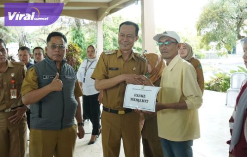 Pj Walikota Prabumulih Elman Serahkan Bantuan Usaha Ekonomi Produktig Kepada 70 KPM. Foto : viralsumsel.com/man