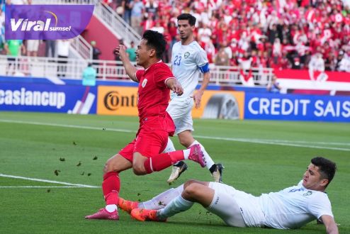 Penyerang sayap Timnas Indonesia U-23 Witan Sulaiman dilanggar pemain Uzbekistan. Foto : pssi