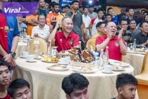 Pj Bupati Sandi Fahlepi dan Ribuan Warga Muba Nobar Timnas U-23, Tetap Bangga dengan Timnas Indonesia. Foto : viralsumsel.com/dev