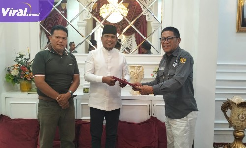 Suasana silaturahim PJS dengan Bupati Pelalawan calon penerima PJS Award 2024, di kediaman Bupati, Senin (15/04/2024).