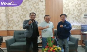 Drs. H. Edison Kadispora Palembang Berbaju Putih Saat Menerima Audiensi DPD PJS Sumsel. Jum'at (19/4/2024) Foto : Viralsumsel