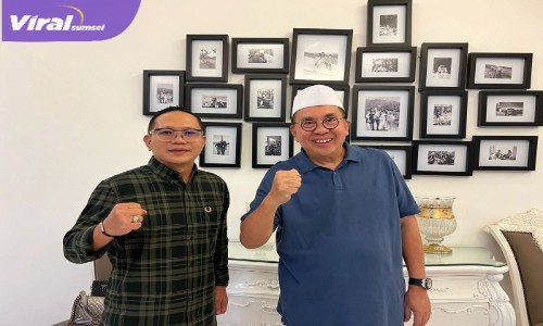 Firdaus Hasbullah Ketua Rumah Bersama Heri Amalindo Saat Sambangi Kediaman Ridwan Mukti Mantan Bupati Musi Rawas dan Mantan Gubernur Bengkulu. Foto : Istimewa