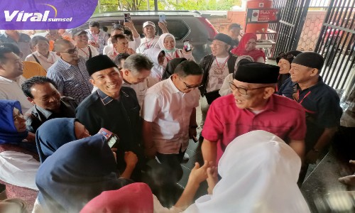 Ratusan Relawan Mang Heri Amalindo Saat Menyambut di Kantor DPD PDI-P Sumatera Selatan. Foto : Viralsumsel