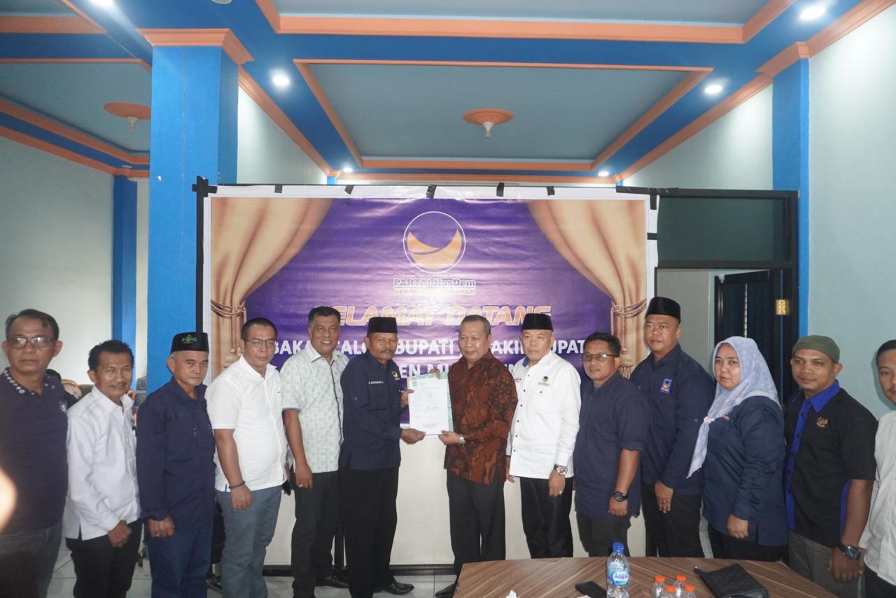Ketua DPW PKB Sumsel Drs Ramlan Holdan bersama tim pendukung, mengembalikan formulir pendaftaran calon Bupati Muara Enim ke Kantor Partai NasDem Muara Enim. Senin, 6 Mei 2024. Foto : viralsumsel.com/ras