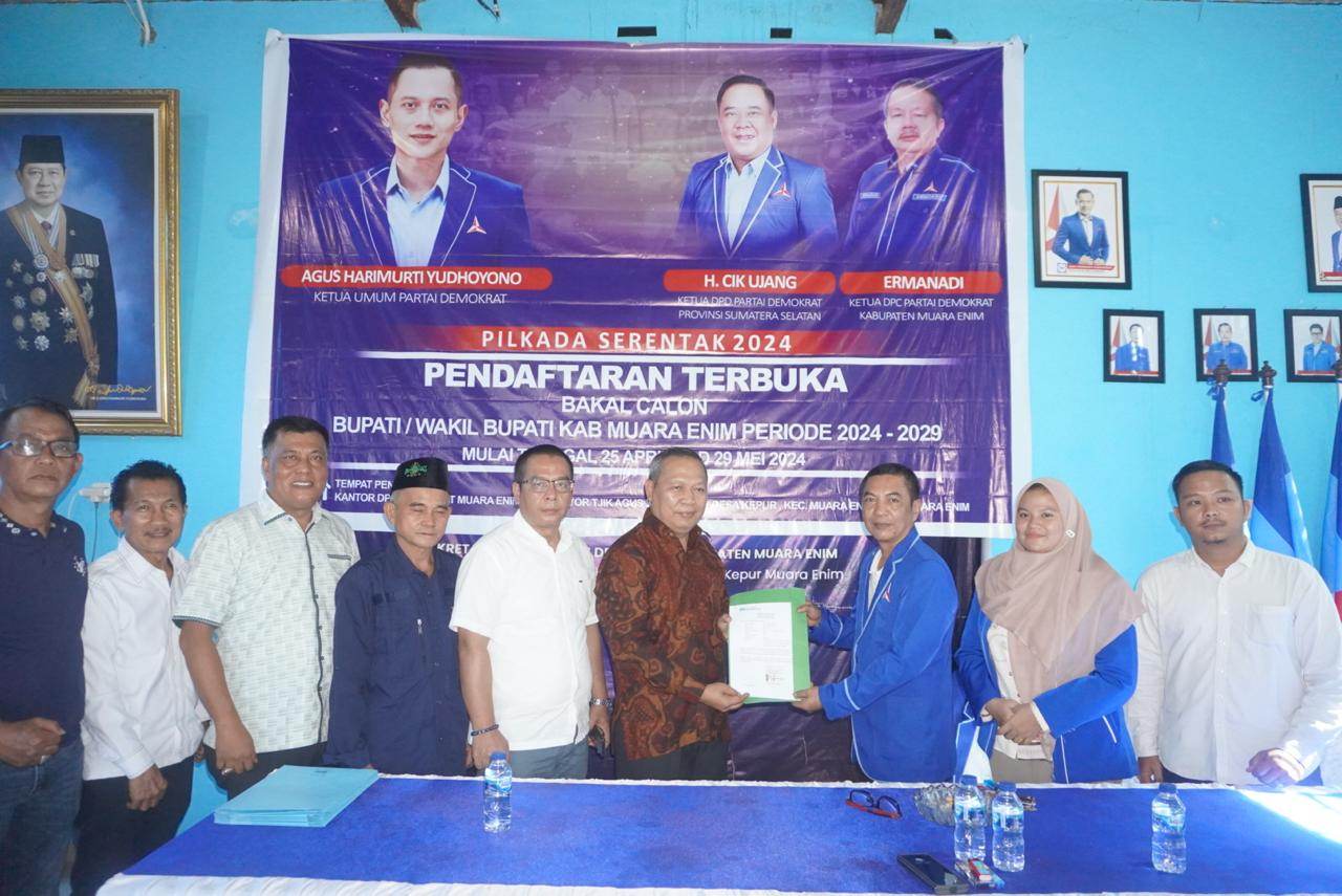 Ketua DPW PKB Sumsel Drs Ramlan Holdan bersama tim pendukung, mengembalikan formulir pendaftaran calon Bupati Muara Enim ke Kantor Partai Demokrat Muara Enim. Senin, 6 Mei 2024. Foto : viralsumsel.com/ras