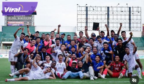 Pemain, pelatih dan ofisial Arema FC pose bersama usai laga pamungkas Liga 1 2023/2024. Foto : igarema