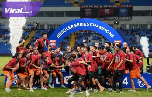 Pemain, tim pelatih dan ofisial, BOreno FC Samarinda selebrasi usai meraih gelar juara Liga 1 2023/2024. Foto : igborneo