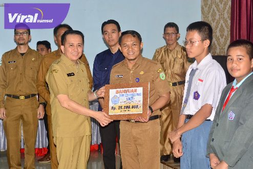 Pj Gubernur Sumsel Agus Fatoni Janji Segera Renovasi Bangunan Asrama SMAN 3 Kayuagung OKI yang Terbakar. Foto : viralsumsel.com/win