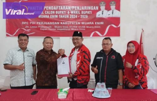 Ketua DPW PKB Sumsel Drs Ramlan Holdan bersama tim pendukung, mengembalikan formulir pendaftaran calon Bupati Muara Enim ke Kantor PDI Perjuangan. Senin, 6 Mei 2024. Foto : viralsumsel.com/ras