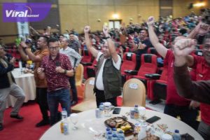 Pj Bupati H Sandi Fahlepi Boyong Pecinta Sepakbola Nobar AFC U-23 di Opproom Pemkab Muba. Foto : viralsumsel.com/dev